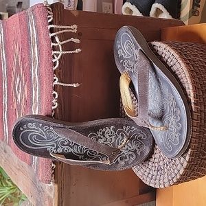 Okalui flips flops brown leather newish from REI hardly worn alk leather size 10